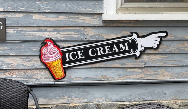 Ice Cream Shoppe arrow sign outside Putter's